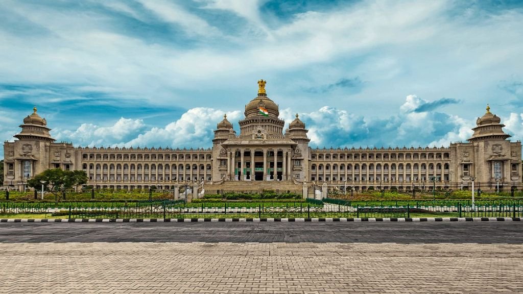 Which are the 10 places in India that one should visit in his lifetime